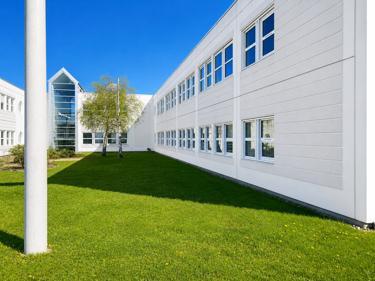 Indvendig facade mod grønt gårdrum