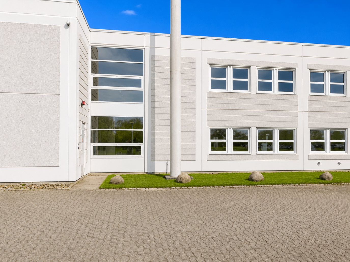 Facadeudsnit med rundvinduer og lagerdel